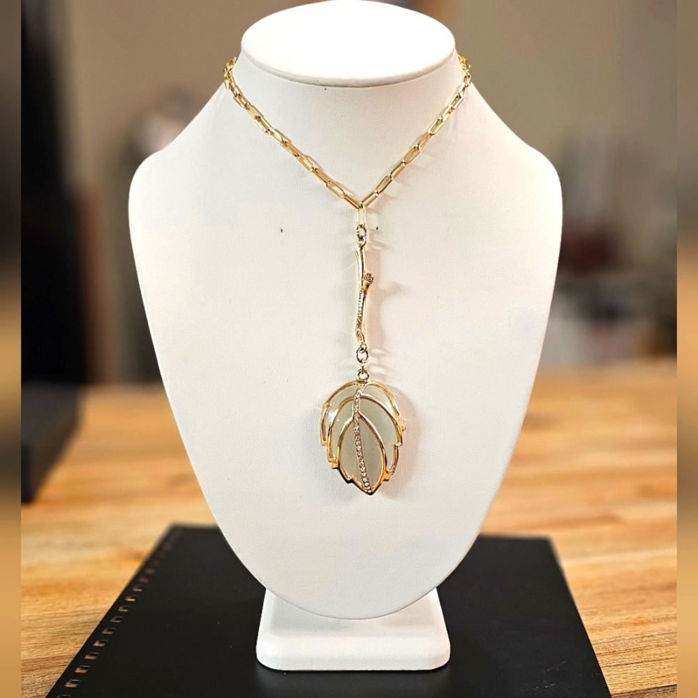 Vintage Gold Plated Autumn Leaf Gemstone Pendant Paper Clip Chain Necklace.